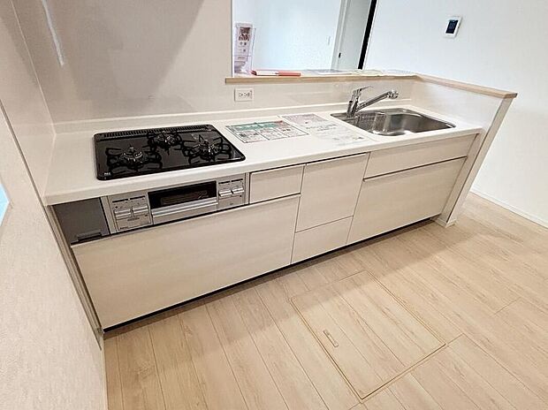 【キッチン】【２号棟】収納力豊富なシステムキッチン。大型スライド収納付きで、すっきり片付けやすいキッチンです。床下収納もついてたっぷり収納できます♪