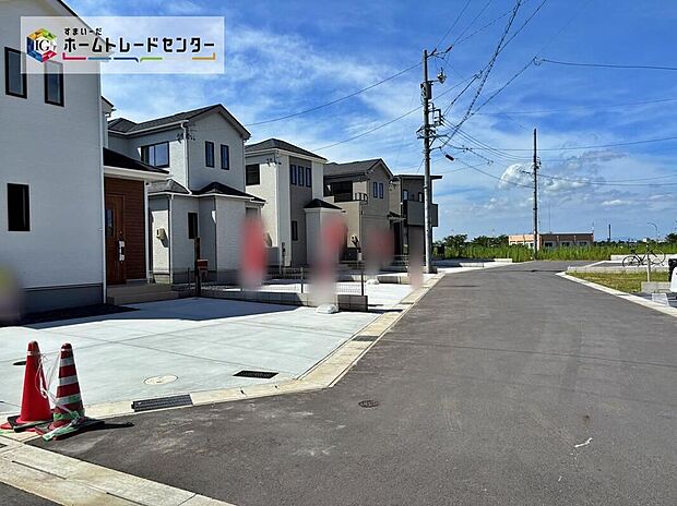 【前面道路含む現地写真】前面道路は住宅地をはしる車通りの少ない道路。お車の出し入れが苦手な方や小さなお子様にも安心ですね。しっかり舗装もされているので、ベビーカーや自転車で通っても快適に通行できます。