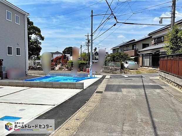 【前面道路含む現地写真】前面道路は交通量の少ない道路です。ゆとりがあり、駐車時もゆっくりと落ち着いて行える立地環境になっています♪