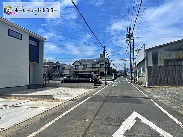 【前面道路含む現地写真】前面道路は交通量の少ない道路です。ゆとりがあり、駐車時もゆっくりと落ち着いて行える立地環境になっています♪　　