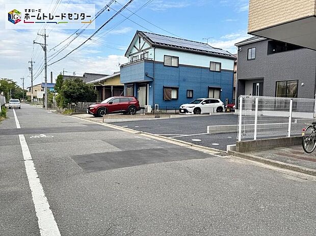 【前面道路含む現地写真】一戸建ての大きなメリットは、「自分の土地」を自由に使えること。好きなペットが飼えるほか、ガーデニングやDIY、車やバイクの手入れなど様々な趣味を楽しめます♪
