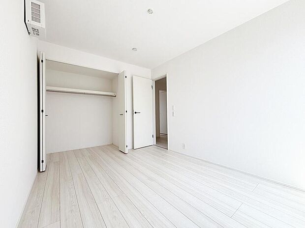 【リビング以外の居室】【3号棟】充分な広さと収納機能を備えた部屋はお子様の自発性と成長を促します。お子様の成長を支える、勉強や好きなことに没頭する学びの空間にどうぞ。