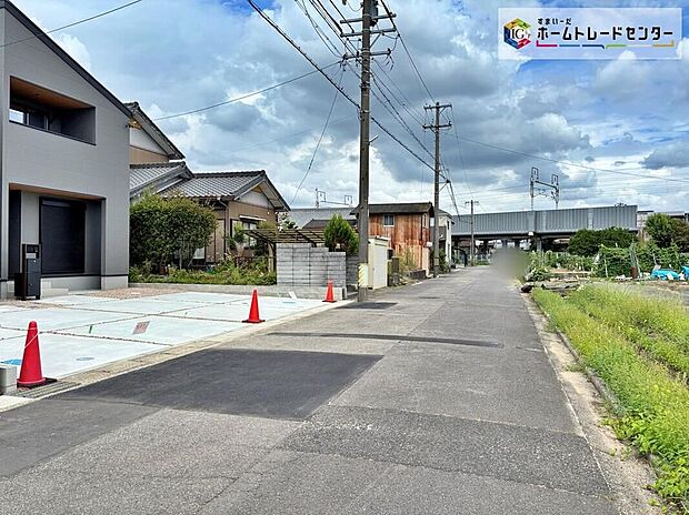 【前面道路含む現地写真】前面道路は交通量の少ない道路です。駐車時もゆっくりと落ち着いて行える立地環境になっています♪　　