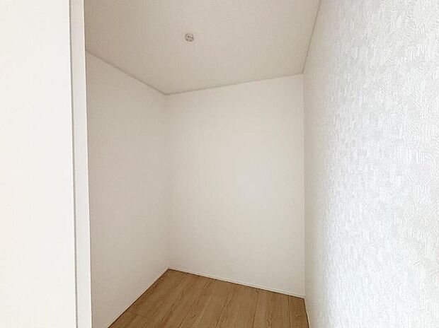 【収納】大きな荷物も収納可能なウォークインクローゼット付き!季節ごとの入れ替え不要な嬉しい設備になっています♪