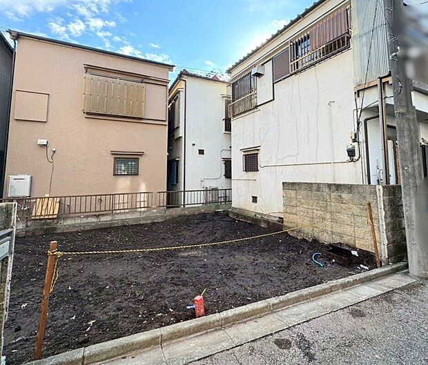 【現地】(2025年12月)撮影口が広いことで、光と風をしっかり取り込める開放的な住まい。車庫への出入りもスムーズで、車を使うご家族に嬉しい住環境が整っています。