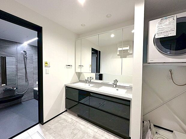 【洗面】2人並んで使えるワイドな洗面台が魅力。デザイン性と機能性を兼ね備えた、家族みんなに嬉しい使いやすい仕様です。