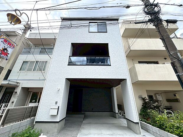 【外観】（2026年6月）撮影  清潔感あふれるファサードが印象的。毎日の帰宅がちょっと楽しみになる住まい。  