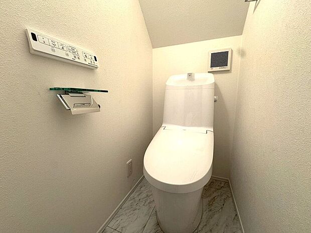 【トイレ】【トイレ】(2025年12月)撮影落ち着いた大理石風のグレーをあしらい、ワンランク上の空間に仕上げたトイレです。