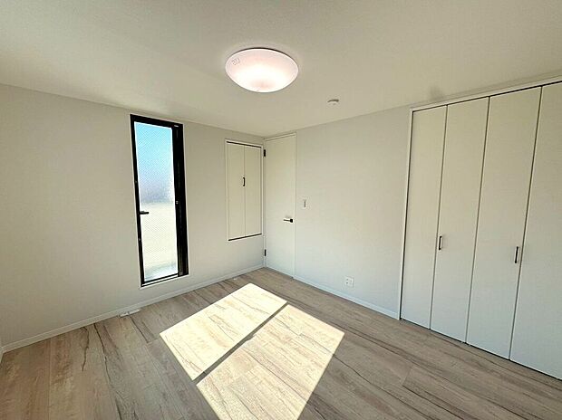 【寝室】【内観】(2025年12月)撮影 シンプルで洗練されたデザインの寝室。上質な素材感が心地よく、穏やかな眠りを誘う落ち着いた雰囲気が魅力です。