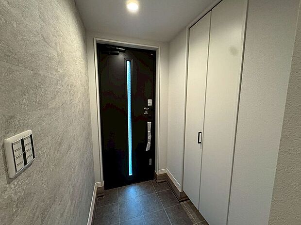 【玄関】【内観】(2025年12月)撮影 上質な素材とゆったりとした空間が印象的な玄関。訪れる人をやさしく迎える、住まいの“顔”にふさわしい上品な佇まいです。