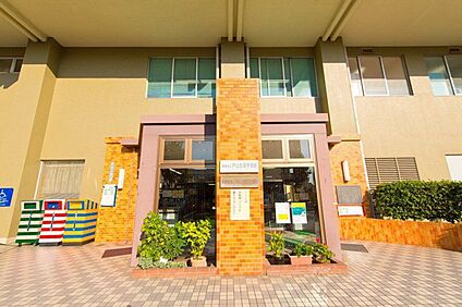 新宿区立戸山図書館 830m