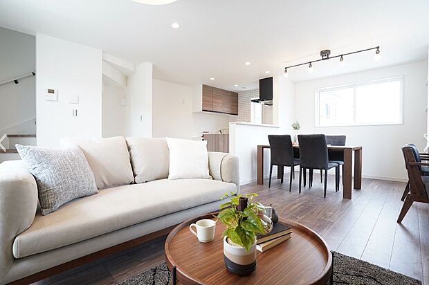 【建物プラン例　（内観写真）】【施工例】