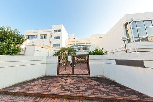 新宿区立余丁町小学校（約680m）