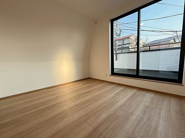 【室内】【室内】(2026年4月)撮影大きな窓から光が差し込む明るい居室。シンプルで使いやすい間取りが、インテリアを自由に楽しめる心地よい空間です。