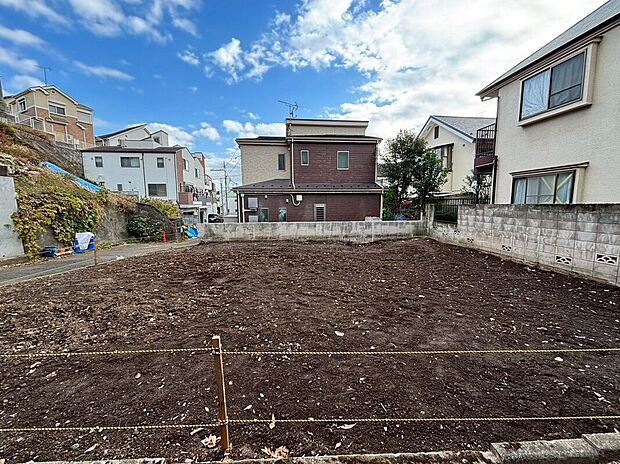 【外観】【現地】(2026年4月)撮影北西側が通路で角地風立地がもたらす優れた採光と通風。ゆったりとした開放感に包まれ、上質な日常を叶える住環境です。