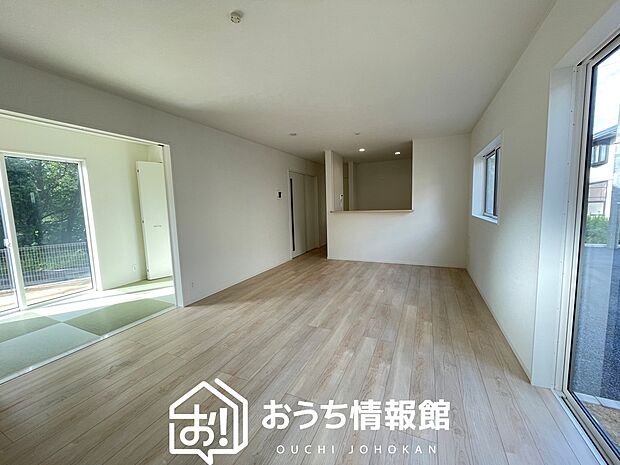 現地写真(リビング)
フローリング材には、木目、色調など木材特有の風合いがあり、ナチュラルな美しさになっています。