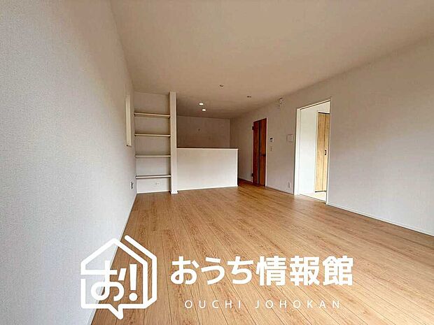 現地写真(リビング)
フローリング材には、木目、色調など木材特有の風合いがあり、ナチュラルな美しさになっています。