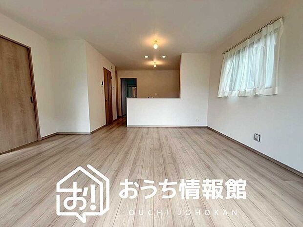 現地写真(リビング)
フローリング材には、木目、色調など木材特有の風合いがあり、ナチュラルな美しさになっています。