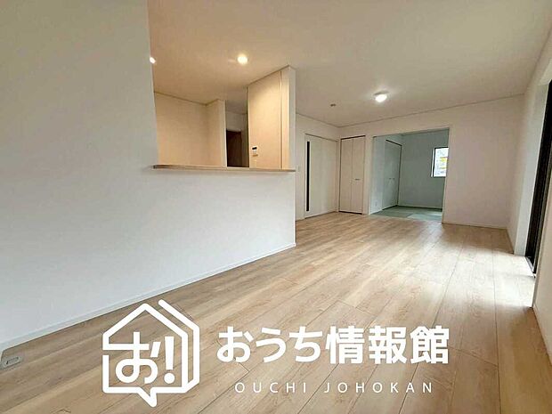 現地写真(リビング)
フローリング材には、木目、色調など木材特有の風合いがあり、ナチュラルな美しさになっています。