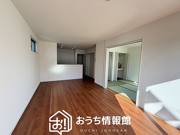 現地写真(リビング)
フローリング材には、木目、色調など木材特有の風合いがあり、ナチュラルな美しさになっています。