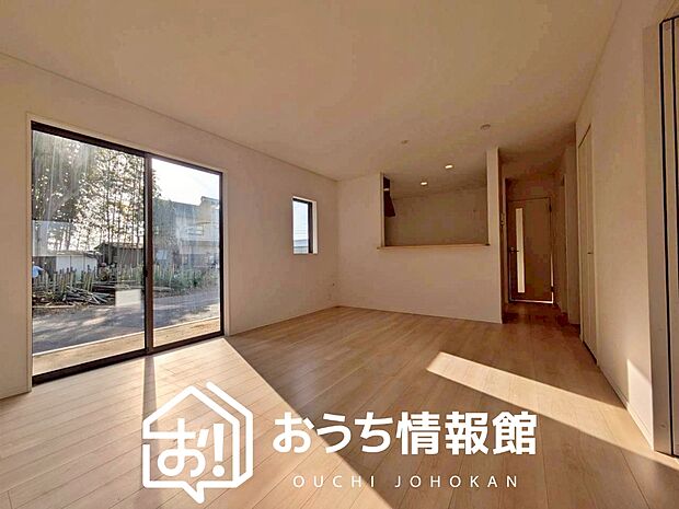 現地写真(リビング)
フローリング材には、木目、色調など木材特有の風合いがあり、ナチュラルな美しさになっています。