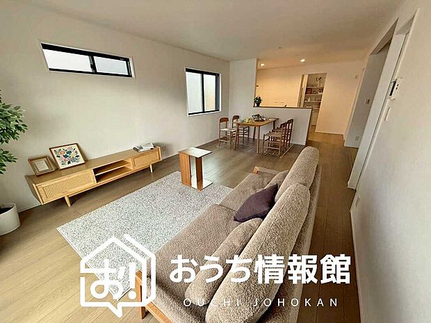 現地写真(リビング)
フローリング材には、木目、色調など木材特有の風合いがあり、ナチュラルな美しさになっています。