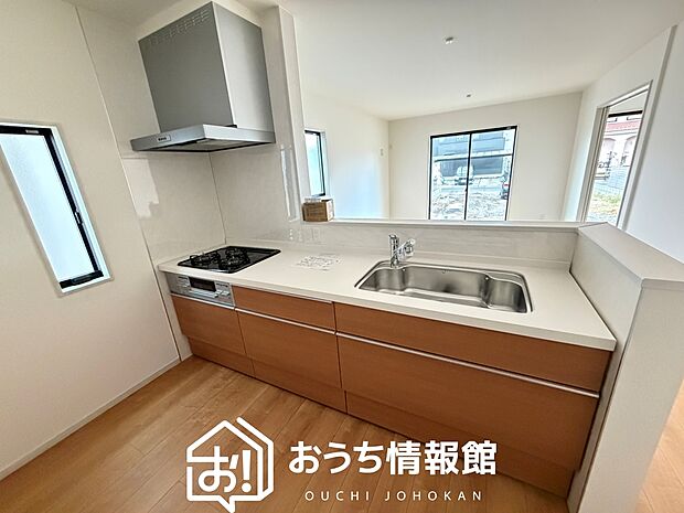 現地写真（キッチン）
収納たっぷりのシステムキッチン、浄水器付水栓を標準装備しています。