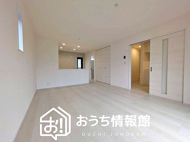 現地写真(リビング)
フローリング材には、木目、色調など木材特有の風合いがあり、ナチュラルな美しさになっています。