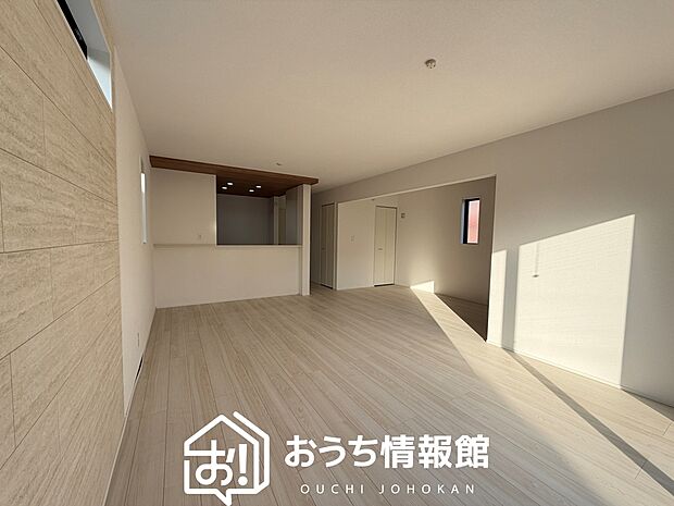 現地写真(リビング)
フローリング材には、木目、色調など木材特有の風合いがあり、ナチュラルな美しさになっています。