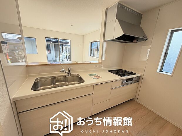 現地写真(キッチン)
収納たっぷりのシステムキッチン、浄水器付水栓を標準装備しています。