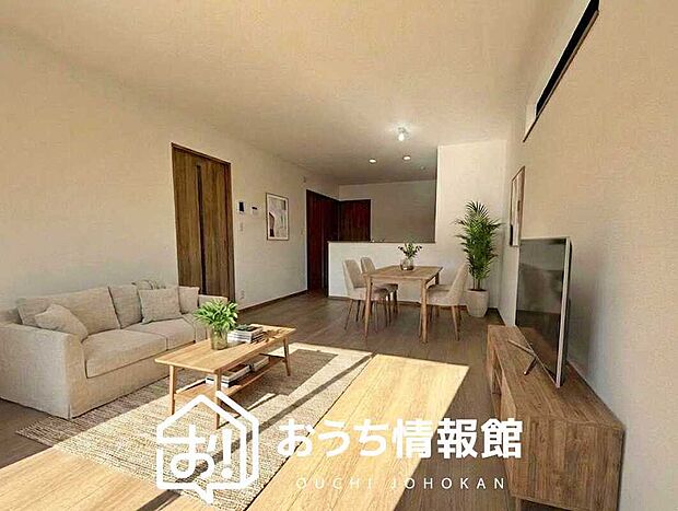 現地写真(リビング)
フローリング材には、木目、色調など木材特有の風合いがあり、ナチュラルな美しさになっています。