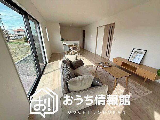 現地写真(リビング)
フローリング材には、木目、色調など木材特有の風合いがあり、ナチュラルな美しさになっています。