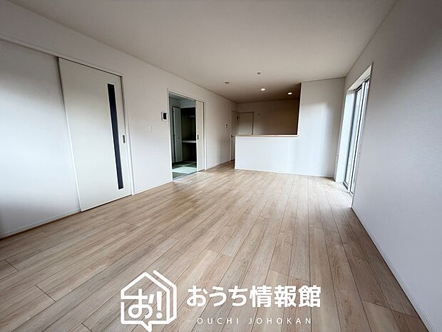 現地写真(リビング)
フローリング材には、木目、色調など木材特有の風合いがあり、ナチュラルな美しさになっています。