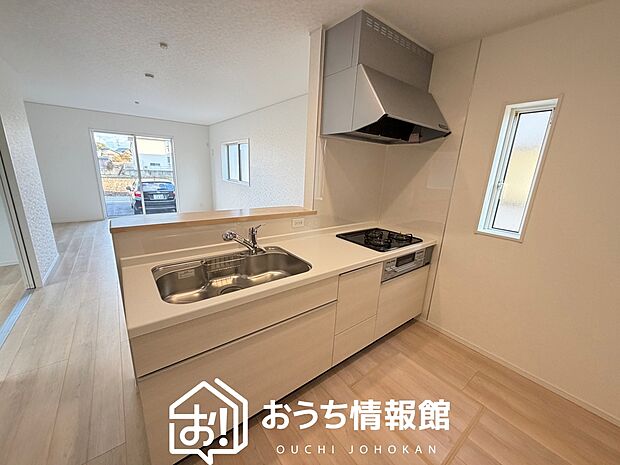 現地写真(キッチン)
収納たっぷりのシステムキッチン、浄水器付水栓を標準装備しています。