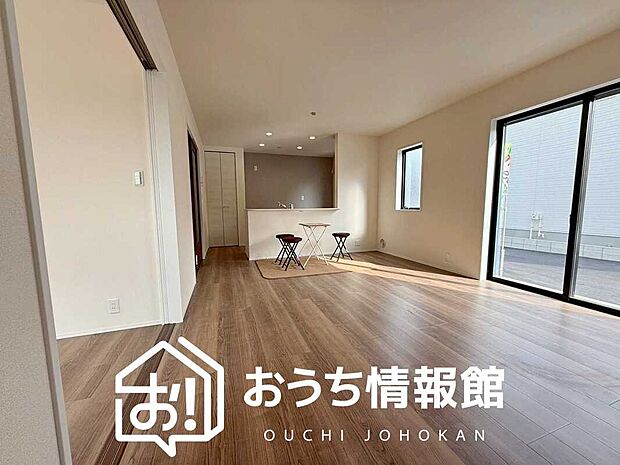 現地写真(リビング)
フローリング材には、木目、色調など木材特有の風合いがあり、ナチュラルな美しさになっています。