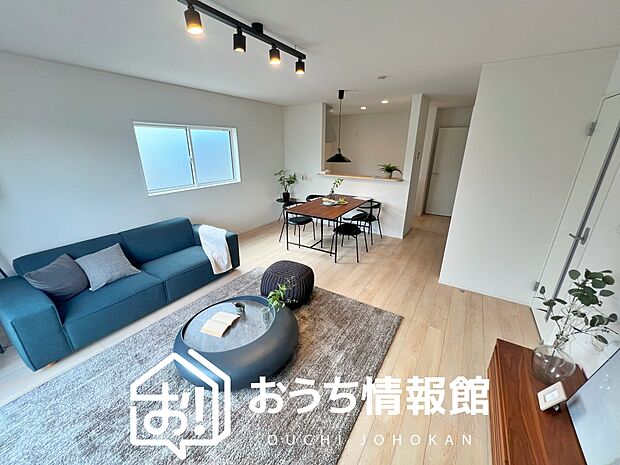 現地写真(リビング)
フローリング材には、木目、色調など木材特有の風合いがあり、ナチュラルな美しさになっています。