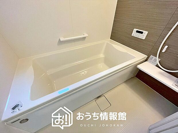 現地写真（浴室）
浴室暖房乾燥機付き。１坪タイプで広々です。