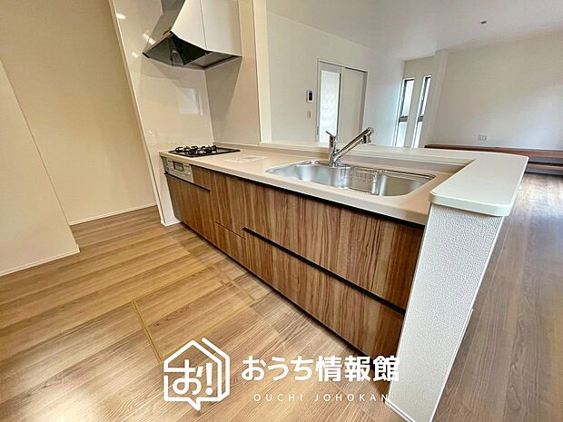 現地写真（キッチン）
収納たっぷりのシステムキッチン、浄水器付水栓を標準装備しています。