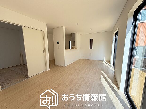 現地写真（リビング）
フローリング材には、木目、色調など木材特有の風合いがあり、ナチュラルな美しさになっています。