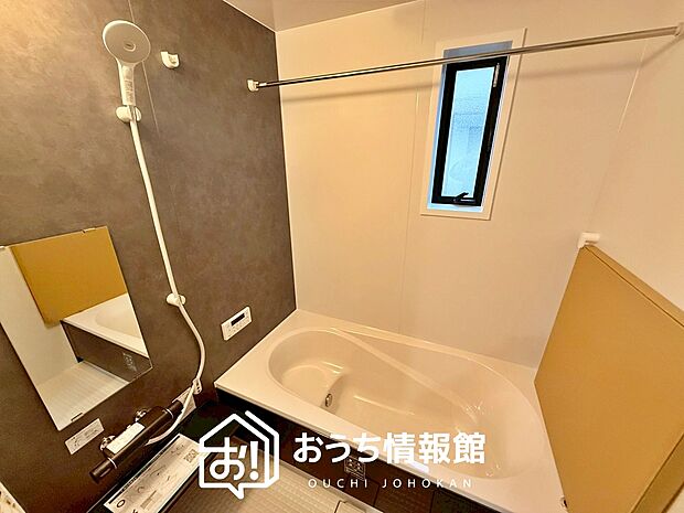 現地写真（浴室）
浴室暖房乾燥機付き。１坪タイプで広々です。