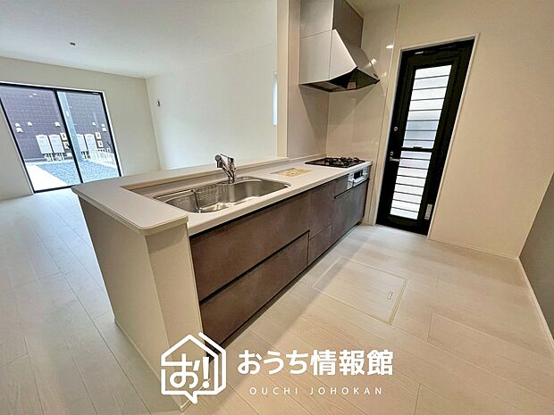 現地写真（キッチン）
収納たっぷりのシステムキッチン、浄水器付水栓を標準装備しています。