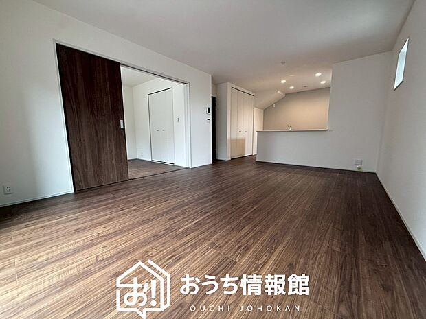 現地写真（リビング）
フローリング材には、木目、色調など木材特有の風合いがあり、ナチュラルな美しさになっています。