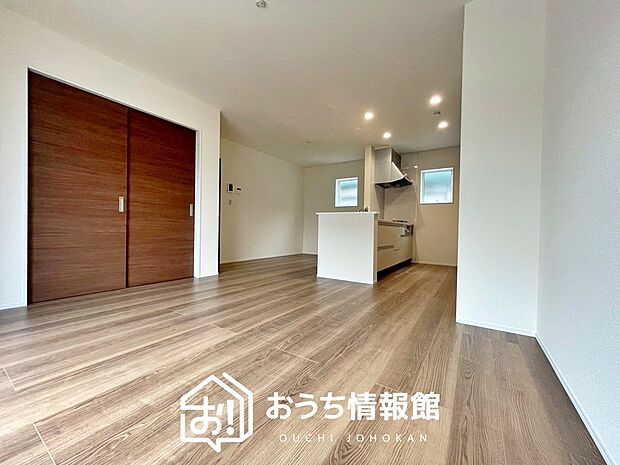 現地写真(リビング)
フローリング材には、木目、色調など木材特有の風合いがあり、ナチュラルな美しさになっています。