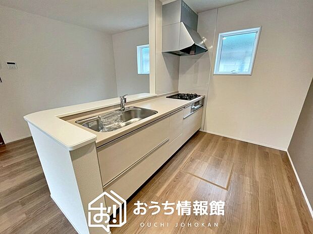 現地写真(キッチン)
収納たっぷりのシステムキッチン、浄水器付水栓を標準装備しています。