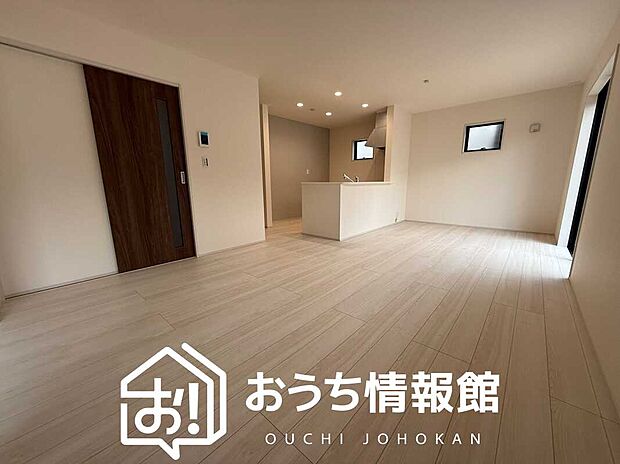 現地写真（リビング）
フローリング材には、木目、色調など木材特有の風合いがあり、ナチュラルな美しさになっています。