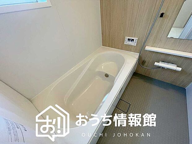 現地写真（浴室）
浴室暖房乾燥機付き。１坪タイプで広々です。