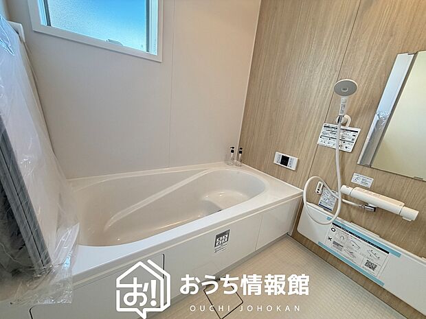 現地写真（浴室）
浴室暖房乾燥機付き。１坪タイプで広々です。