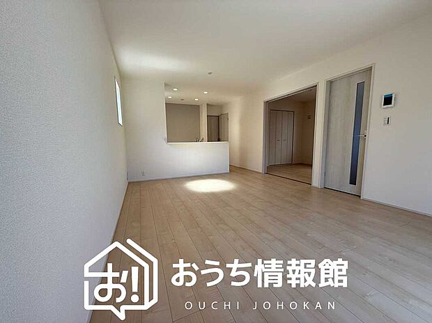 現地写真(リビング)
フローリング材には、木目、色調など木材特有の風合いがあり、ナチュラルな美しさになっています。