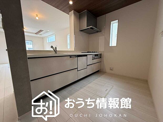 現地写真(キッチン)
収納たっぷりのシステムキッチン、浄水器付水栓を標準装備しています。