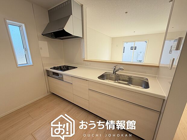 現地写真(キッチン)
収納たっぷりのシステムキッチン、浄水器付水栓を標準装備しています。